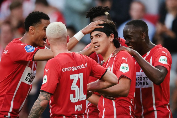 Erick Gutiérrez (d), mediocampista mexicano del PSV Eindhoven de Países Bajos.