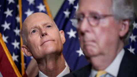 El senador Rick Scott y el líder de la minoría en el Senado, Mitch McConnell.