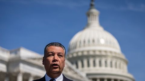 El senador Alex Padilla preside el Subcomité de Inmigración.