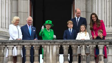 La reina Isabel II y su familia durante el Concurso Platino el 5 de junio de 2022 en Londres, Inglaterra.