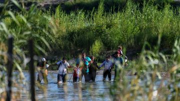 Una familia migrante de Venezuela cruza el Río Grande por Eagle Pass el 30 de junio de 2022.