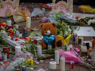 Víctimas en Highland Park demandan a fabricante de armas por publicidad de rifles como el que se usó en la masacre