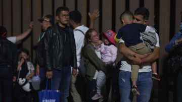 Familias migrantes llegan a la frontera de EE.UU. para escapar de la violencia y la pobreza.