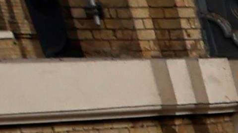 VIDEO: Mujer es tacleada por una maleta que cayó desde unas escaleras y termina en el hospital