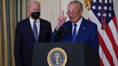 El presidente Joe Biden y el líder de la mayoría en el Senado, Chuck Schumer.