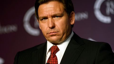 El gobernador republicano Ron DeSantis enfrenta críticas por envío irregular de inmigrantes a Martha's Vineyard.