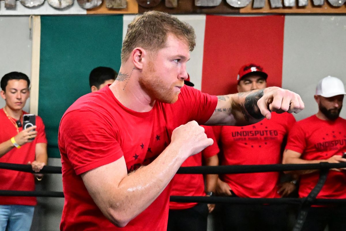 Canelo Álvarez is greeted with mariachis in his first face-to-face against Gennady Golovkin [Video]