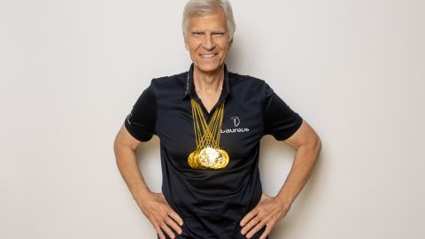 Mark Spitz posa con sus siete medallas de oro de Múnich 1972 en el 50 aniversario de su gesta.