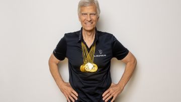 Mark Spitz posa con sus siete medallas de oro de Múnich 1972 en el 50 aniversario de su gesta.