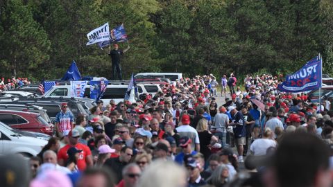 Seguidores de Donald Trump esperan para escucharlo en un mitin en Pennsylvania.