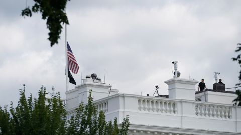 En la Casa Blanca ya ondea la bandera a media asta por la muerte de la Reina Isabel II.