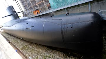 Esta foto tomada el 7 de septiembre de 2022 muestra el submarino nuclear de misiles balísticos francés, "Le Redoutable", en exhibición en el museo naval "Cite de la Mer" en Cherburgo-Octeville, en el oeste de Francia.