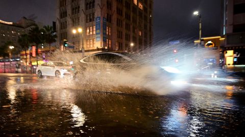 Un vehículo en las calles de Hollywood, California, durante el paso de la tormenta tropical Kay.