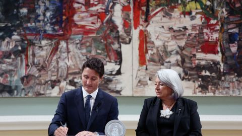 Justin Trudeau, junto a Mary Simon, firma una proclamación sobre la adhesión de Canadá al Rey Carlos III de Gran Bretaña.