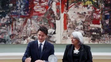 Justin Trudeau, junto a Mary Simon, firma una proclamación sobre la adhesión de Canadá al Rey Carlos III de Gran Bretaña.