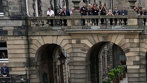 Cortejo fúnebre de la reina Isabel II llega a Edimburgo