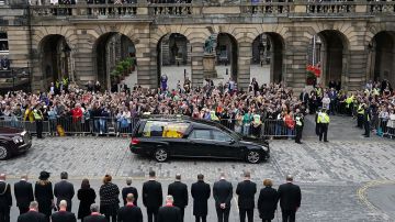 Cortejo fúnebre de la reina Isabel II llega a Edimburgo