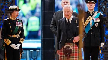 En fotos: el rey Carlos III encabeza el cortejo fúnebre de la reina Isabel II en Edimburgo