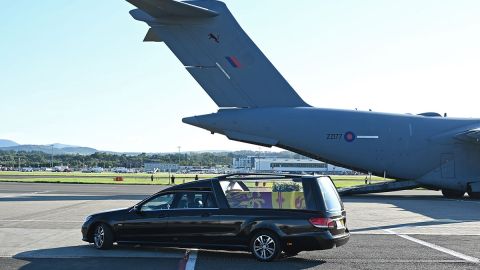 El féretro de la reina Isabel II es trasladado de Escocia a Londres