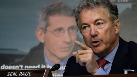 El senador republicano Rand Paul reprodujo un video de Fauci del 2004.