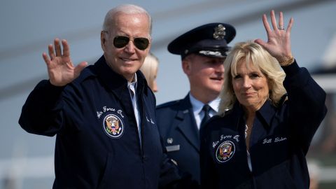 El presidente Joe Biden y la primera dama Jill Biden saludan antes de partir hacia Reino Unido.