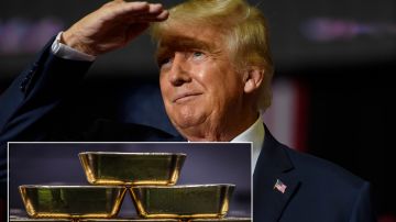 El expresidente Trump recibió un pago con lingotes de oro.