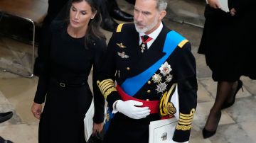 Doña Leticia y el rey Felipe VI de España en el funeral de la reina Isabel II.