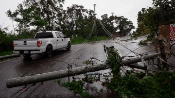 El huracán Fiona derribó arboles y tendido eléctrico, causando un gran apagón en Puerto Rico.