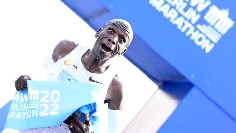 El keniano trituró su propio récord mundial.