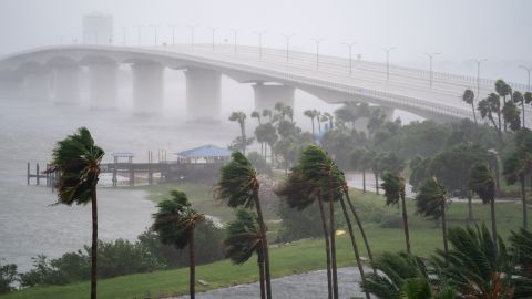 Huracán Ian se degrada a categoría 2 mientras avanza por el centro de Florida y Orlando