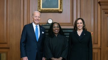 El presidente Joe Biden, Jr., la vicepresidenta Kamala Harris y la jueza Ketanji Brown Jackson en la sala de conferencias de jueces del Supremo.