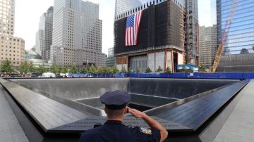 El oficial de policía de la ciudad de Nueva York, Danny Shea, un veterinario militar, saluda en la piscina norte del monumento conmemorativo del 11 de septiembre.