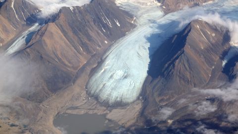 El deshielo de un glaciar en el pueblo de Nijni Karmadon, en Osetia del Norte, provocó 127 muertos y desaparecidos.