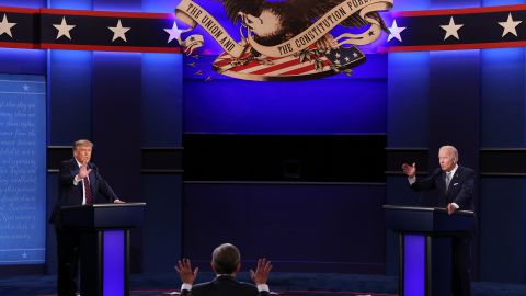 El ex presidente de los Estados Unidos, Donald Trump, y el entonces candidato presidencial demócrata Joe Biden participan en el primer debate presidencial moderado por el presentador de Fox News Chris Wallace en el Campus de Educación para la Salud de la Universidad Case Western Reserve el 29 de septiembre de 2020 en Cleveland , Ohio.