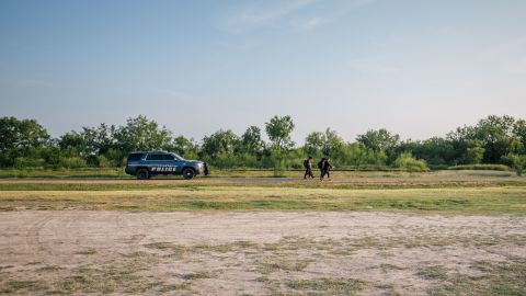 Policía acusa a dos hermanos de dispararle a migrantes en Texas mientras pedían agua al borde de la carretera