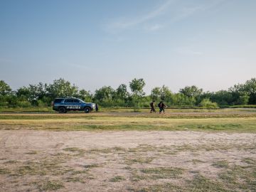 Policía acusa a dos hermanos de dispararle a migrantes en Texas mientras pedían agua al borde de la carretera
