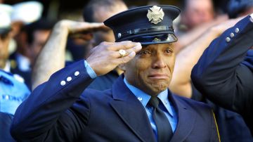 El bombero Tony James llora mientras asiste al funeral del capellán del Departamento de Bomberos de Nueva York, Rev. Mychal Judge, frente a la Iglesia de San Francisco de Asís el 15 de septiembre de 2001 en la ciudad de Nueva York.