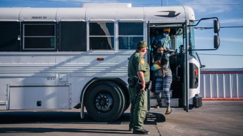 Congresistas acusan a Texas de "deshumanizar" a migrantes enviados a Chicago