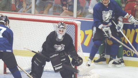 Septiembre de 1992: La portera Manon Rheaume del Tampa Bay Lightning en acción durante un partido. Crédito obligatorio: Scott Halleran /Allsport