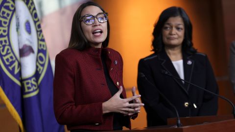 Las representantes Alexandria Ocasio-Cortez y Pramila Jayapal.