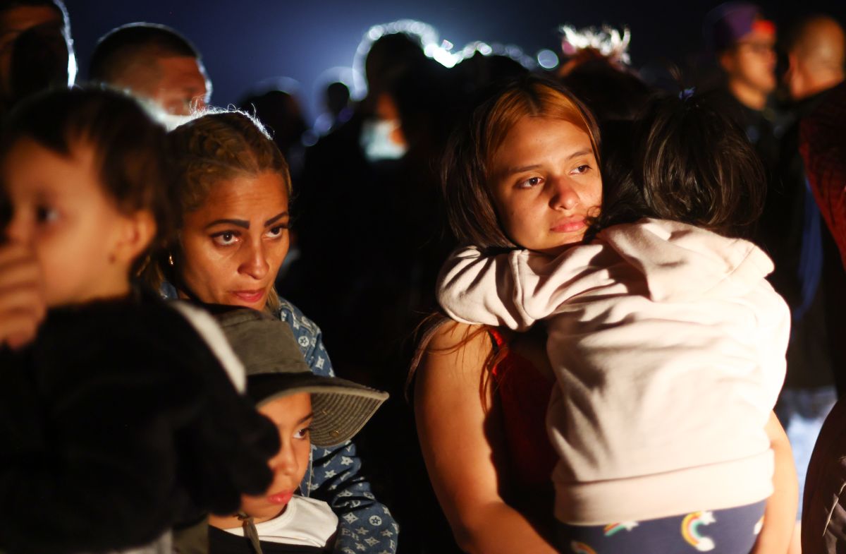 El gobernador de Texas ha sido acusado de crear una crisis humanitaria con el envío de inmigrantes a otras ciudades.