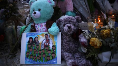 Sobreviviente de tiroteo en escuela de Detroit viaja a Uvalde y regala peluches a estudiantes en su regreso tras la tragedia