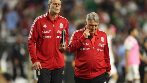 Gerardo 'Tata' Martino, seleccionador de México (d) y su asistente, Jorge Theiler (i).