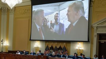 Mark Meadows y el expresidente Trump emn videos presentados por el Comité Selecto de la Cámara.