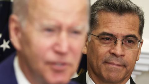 El presidente Joe Biden y el secretario de Salud, Xavier Becerra.