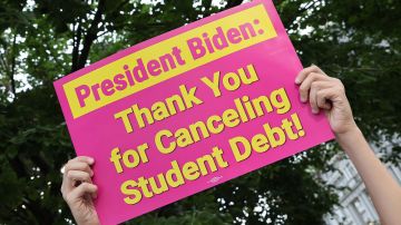La cancelación de la deuda estudiantil, beneficia a las familias latinas en EE.UU e impulsa el desarrollo de la región.