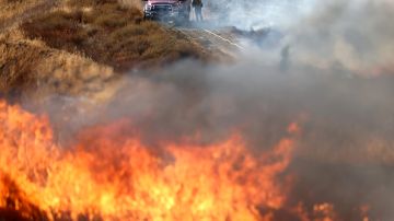 Un bombero trabaja en el incendio Route el 31 de agosto de 2022 cerca de Castaic, California.