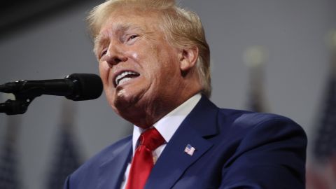 El expresidente Trump sique sus quejas contra el FBI.