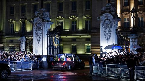 Los restos de la reina Isabel II llegan al palacio de Buckingham