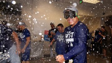 El manager Dave Roberts dio inicio a la celebración en el vestidor de los Dodgers en Phoenix.